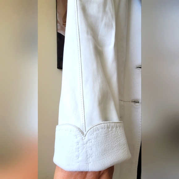 ELIE TAHARI WHITE LEATHER COAT - Picture 14 of 16
